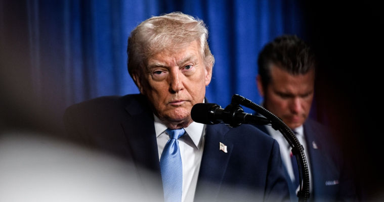 Трамп пригрозил 50-процентными пошлинами за поставки оружия Ирану.