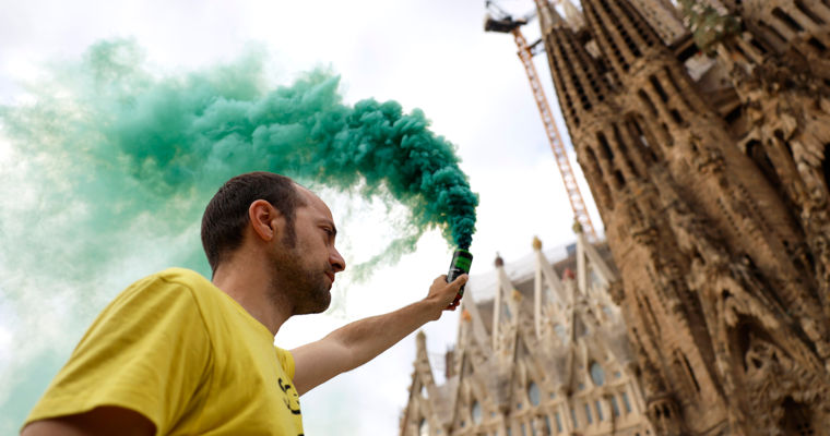 Profesorii au blocat intrarea în templul Sagrada Familia în timpul grevei din Barcelona.