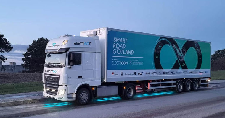 O autostradă care încarcă mașinile electrice în timpul deplasării, construită în Franța.