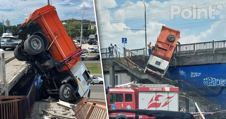 Очевидцы о ДТП с мусоровозом на мосту: Люди сами выбрались из машины.