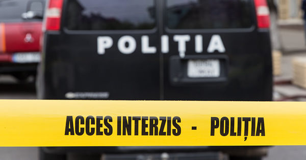 Corpul neînsufleţit al unui bărbat strangulat şi îngropat a fost găsit în apropierea unui lac.
