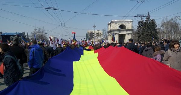 Miting unionist la Chişinău. Mii de oameni participă la Centenar