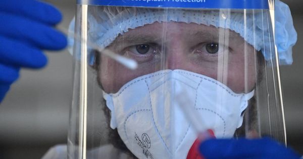 Ученые оценили вклад погоды в распространение COVID-19.