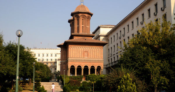 Polițiștii fac pipi pe o Biserică, pentru că Primăria nu a pus toalete
