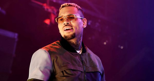 Chris Brown, fotografiat în timp ce strângea o femeie de gât. Cum se apără. Foto: portalrapmais.com