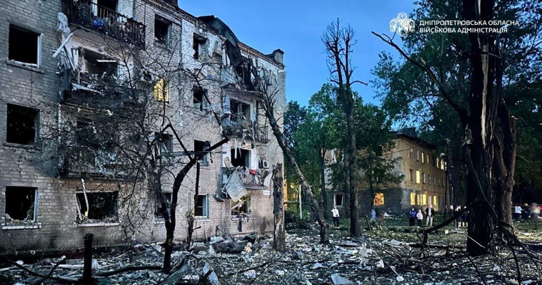 Mai multe clădiri rezidențiale, avariate în Odesa și Dnipro în urma atacurilor aeriene.