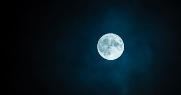 Luna albastră pe cerul din țară. Când vom avea parte de acest fenomen