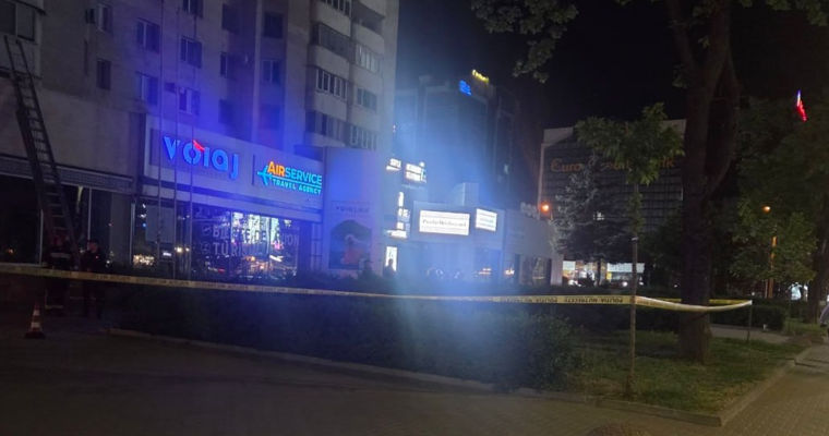 O fată de 16 ani a murit după ce a căzut de la etajul 10 al unui bloc din Capitală.