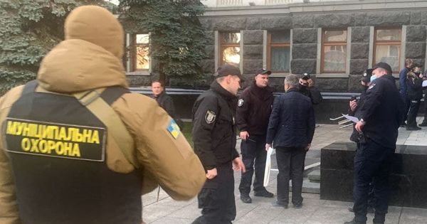 К счастью, его вовремя заметили правоохранители и быстро потушили пламя.