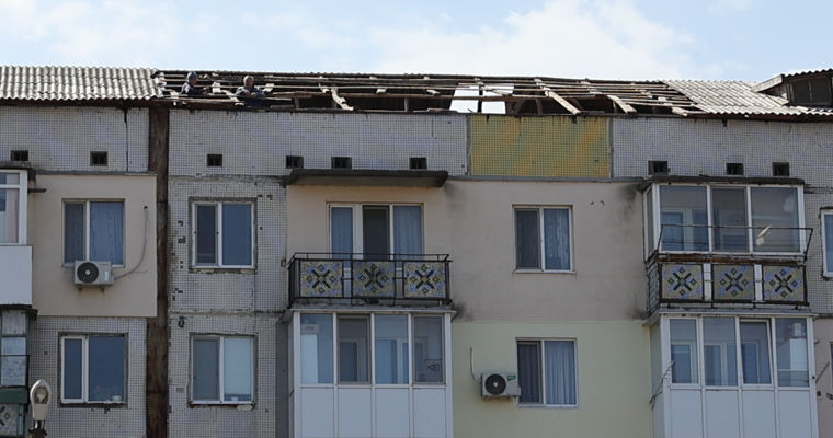 Жители многоэтажки в Каушанах остались без крыши над головой.