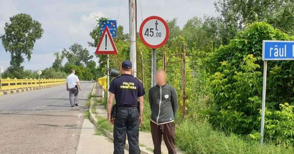 Румынские пограничники задержали гражданина РМ без документов, который пытался незаконно вернуться в Молдову.
