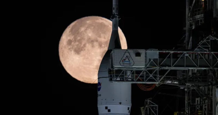 NASA могут отложить полет к Луне из-за опасных вспышек на Солнце.