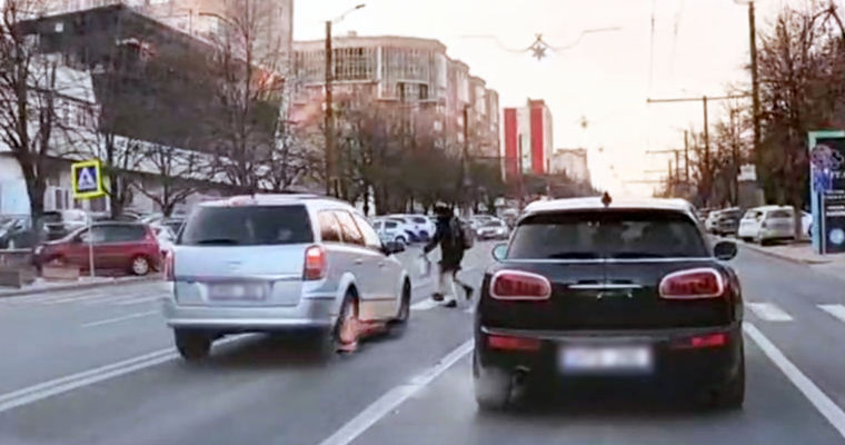 В Кишиневе водитель чуть не сбил маму с ребенком на пешеходном переходе.