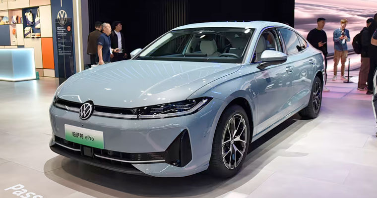 Noul Volkswagen Passat a primit o versiune electrificată cu autonomie de 1.300 km.