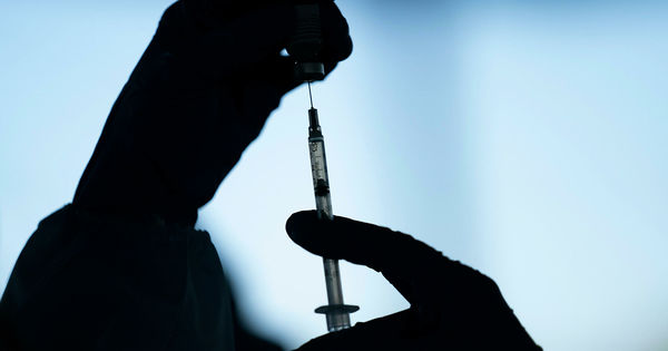 В Швеции более сотни человек привили просроченной вакциной Pfizer.