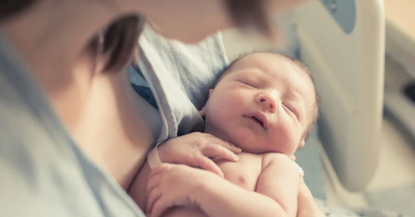 Младенцы начинают различать звуки родного языка уже в первые часы после рождения.