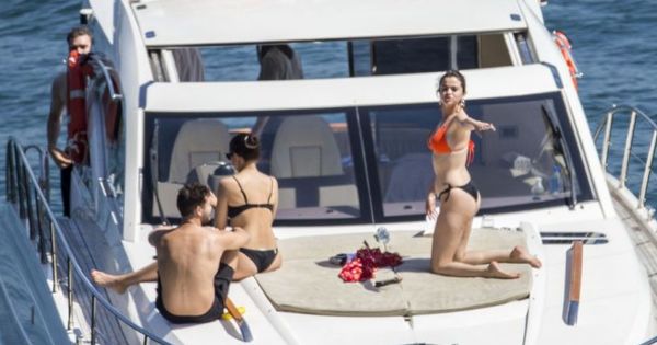 Selena Gomez pierde din nou lupta cu kg. Foto: okmagazine.ro