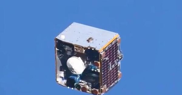 Аппарат называется «RemoveDEBRIS» и он должен заняться удалением космического мусора, пишет Airbus.