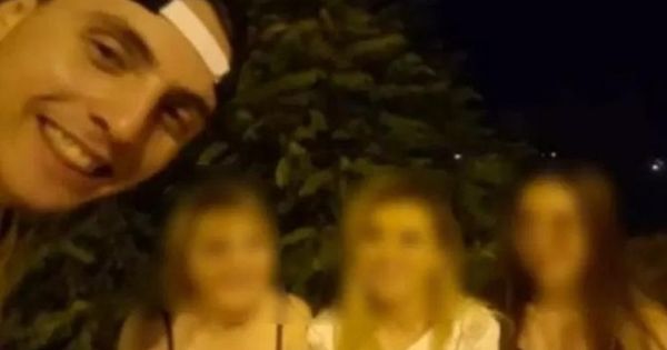 Бразильского болельщика уволили с работы из-за видео с россиянками.