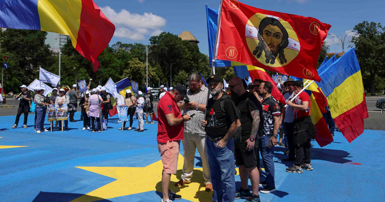 В Бухаресте в один день прошли прайд и «Марш нормальности».