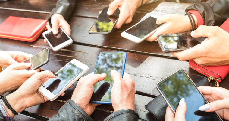 Financial Times: Răspândirea smartphone-urilor și a Internetului a accelerat scăderea natalității.