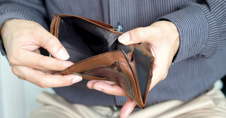 Jumătate de milion de români și-au retras economiile din bănci din cauza inflației și a fricii de recesiune.