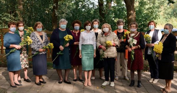 Президент Майя Санду с учителями школы из ее родного села Рисипень.