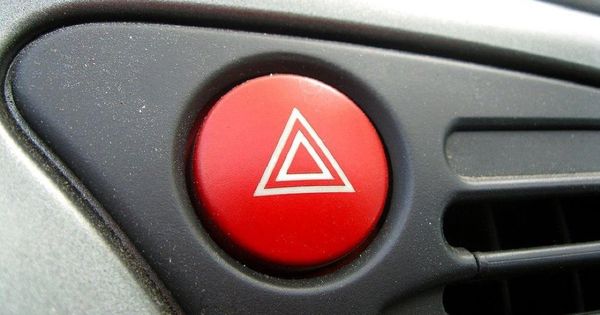 10 semne pe care și le fac șoferii în trafic și ce înseamnă ele.