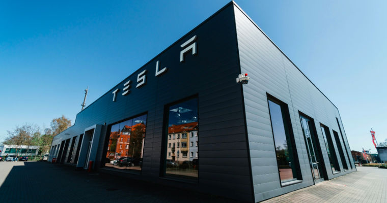 Tesla a lansat producția camionului Semi la opt ani după anunțul inițial.