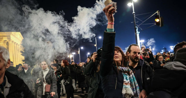 Десятки тысяч людей в Будапеште протестовали из-за реакции властей на "педофильский скандал".