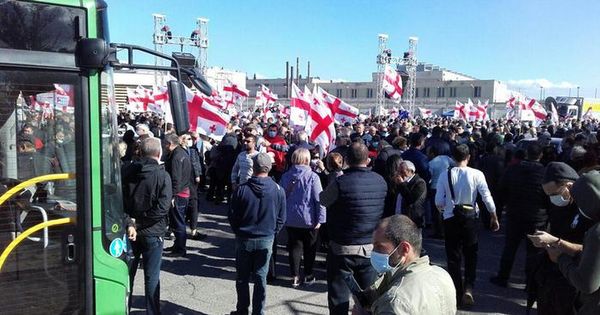 Тысячи людей у тюрьмы в Рустави требуют освободить Саакашвили.