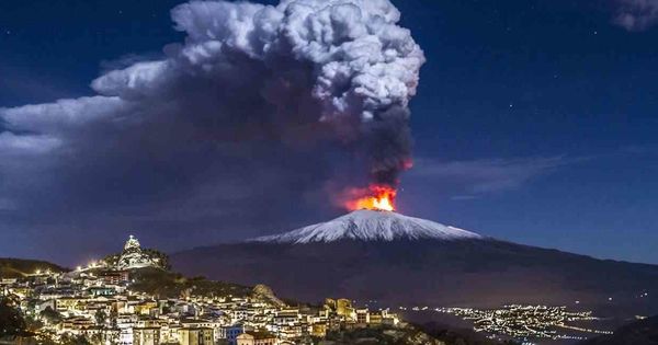 Avertisment al specialiștilor: muntele Etna alunecă spre mare.