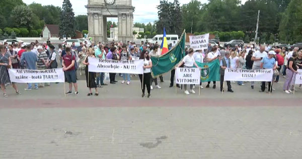 Фермеры протестуют в столице против ликвидации Аграрного университета.