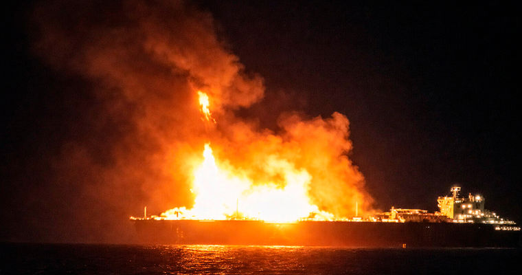 Российский танкер Artic Metagaz со сжиженным природным газом горит в Средиземном море.