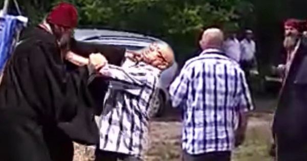 Полиция расследует инцидент со священником, устроившим драку.