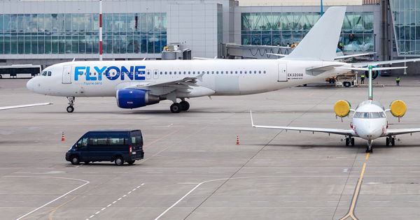 FlyOne: Рейсы отменили из-за поломки самолёта и срыва графика.