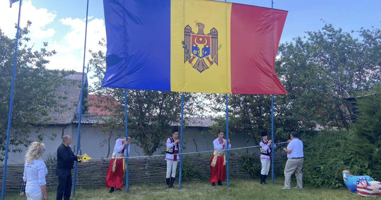 Самый большой флаг Республики Молдова в Украине поднят в Одесской области.