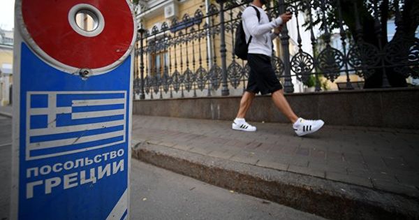 Греция отзывает посла из Москвы, сообщил источник.