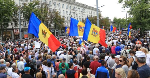 Одновременные протесты с Кишиневским также объявили молдаване из Лондона и Милана.