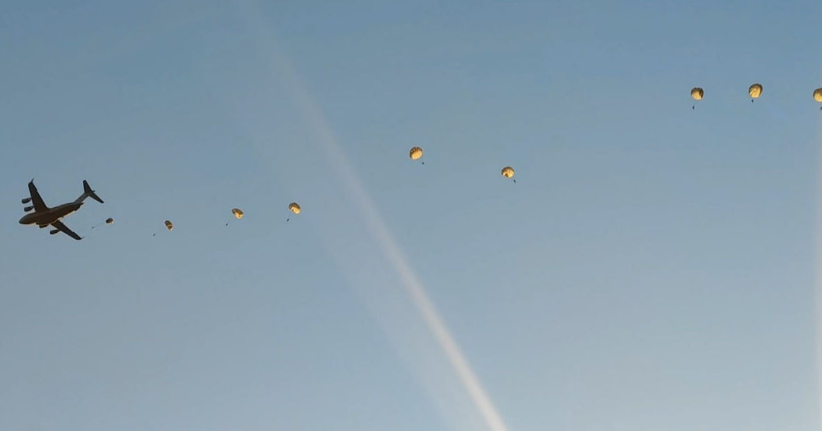 Военные Молдовы и США в ходе учений совершили прыжки с парашютом.