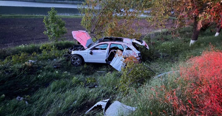 В Хынчештском районе произошло ДТП: автомобиль съехал с дороги, погиб пассажир.