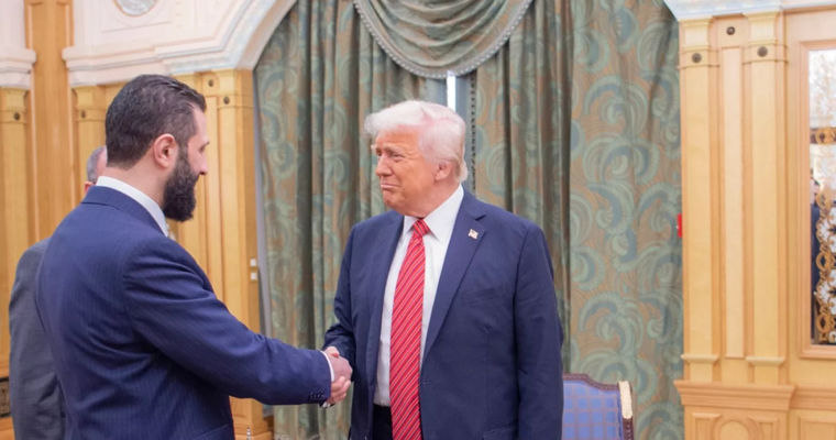 Трамп отменил американские санкции против Сирии.