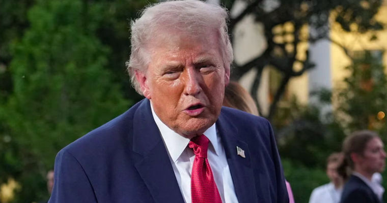 Трамп поручил главе Нацразведки начать сокращение сотрудников.