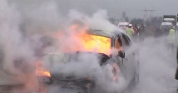 Două persoane au ars de vii într-o maşină, în urma unui accident.