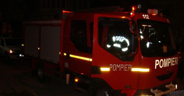 Incendiu puternic la Durleşti. O fabrică de mobilă, cuprinsă de flăcări. Foto: Ziua de Constanta