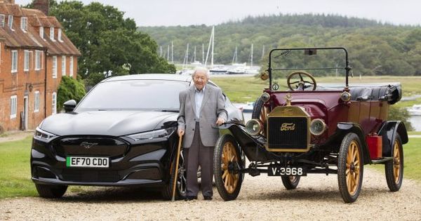 Ford подарил новый электромобиль своему 101-летнему поклоннику.