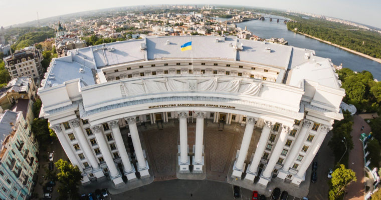 Здание МИД Украины получило повреждения в результате российской атаки.
