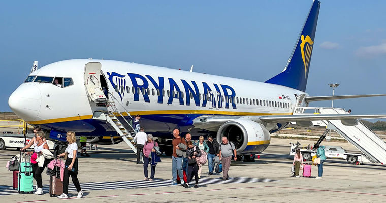 Ryanair, suspectată că percepe o taxă de la părinți care vor să stea lângă copiii lor în avion.
