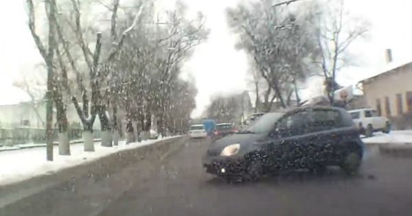Accident evitat la limită: O mașină a ajuns direct pe trotuar