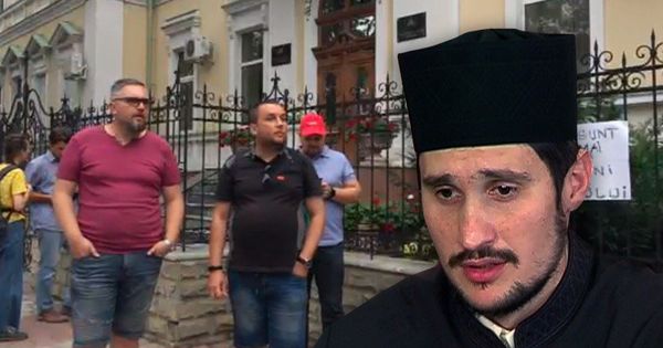 Перед митрополией протестующие требовали наказать Валуцу.